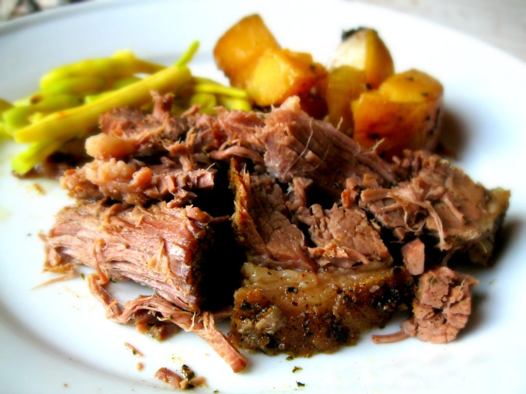 A slow cooker beef roast dinner that's ready to devour when you get home from work? Yes!